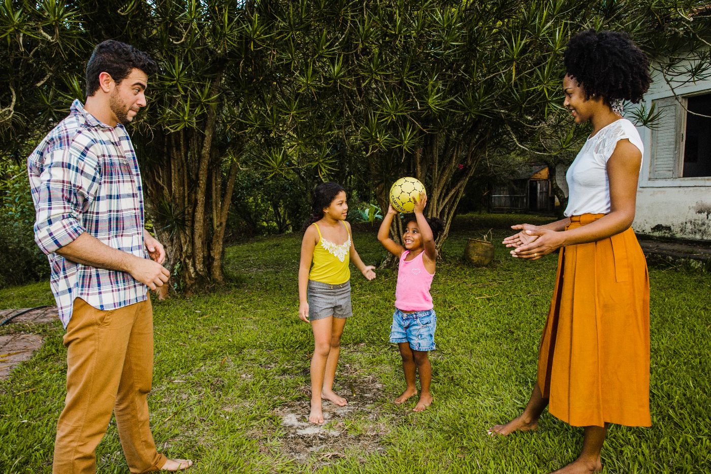 Familia en el jardín de su propiedad