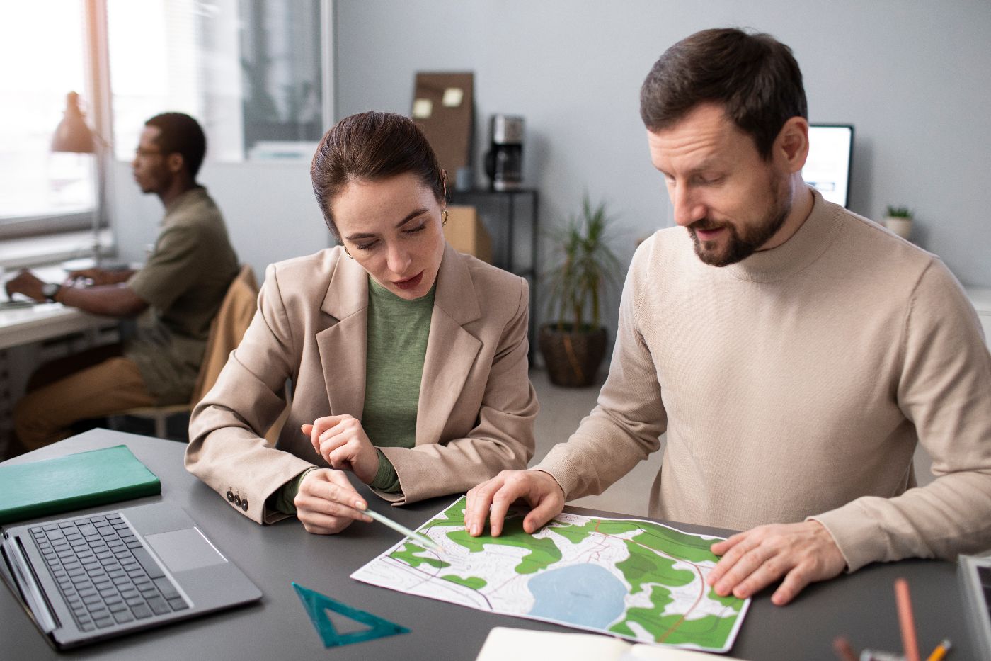 Personas revisando un mapa del terreno